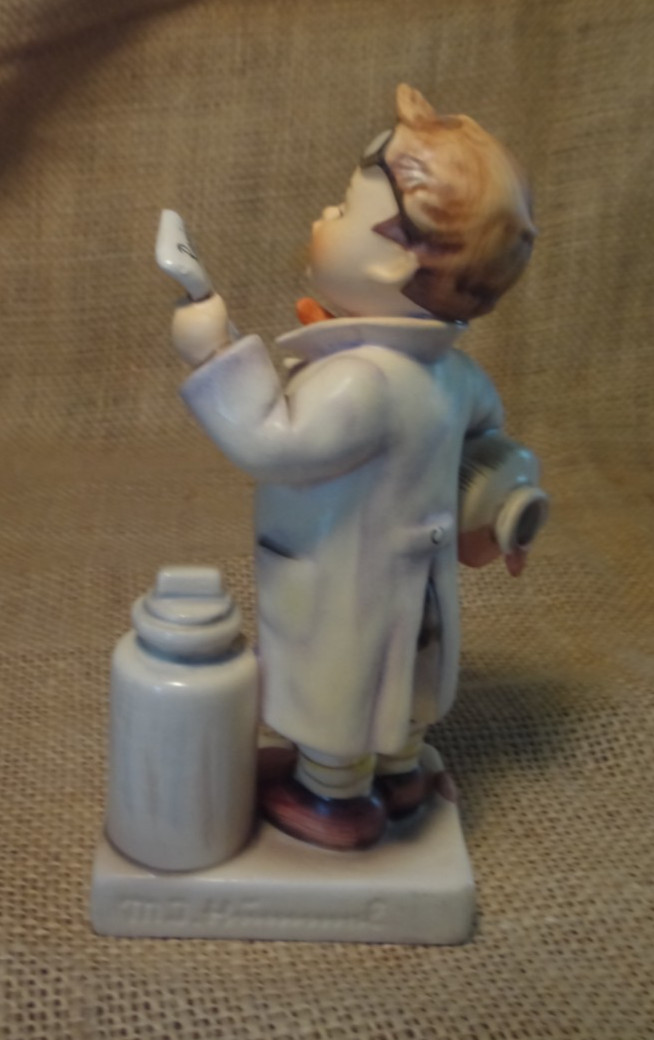 Vintage M.I.HUMMEL “LITTLE PHARMACIST” TMK6 322 1955 GOEBEL W. GERMANY 1983 EXC