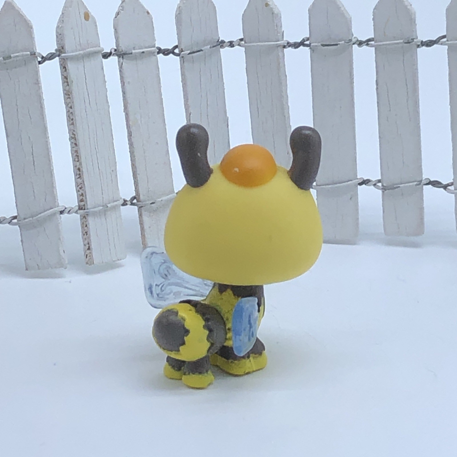 Authentic Hasbro Littlest Pet Shop LPS Yellow Bee #813 with Wings