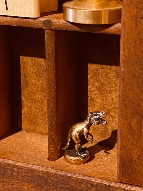 One Dinosaur hinge head, door pet figurine