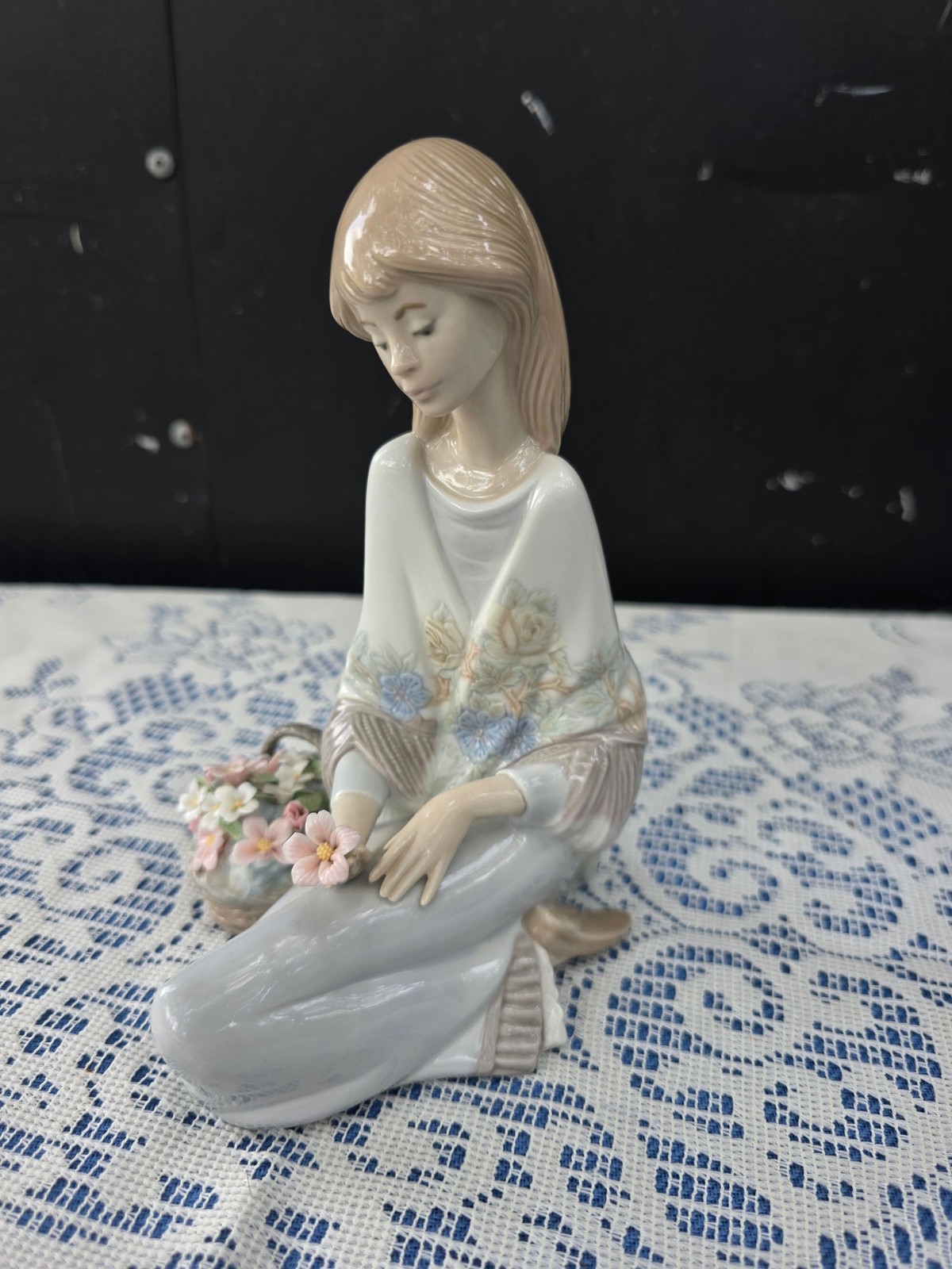 LLADRO 7607 Flower Song Girl Basket 1988