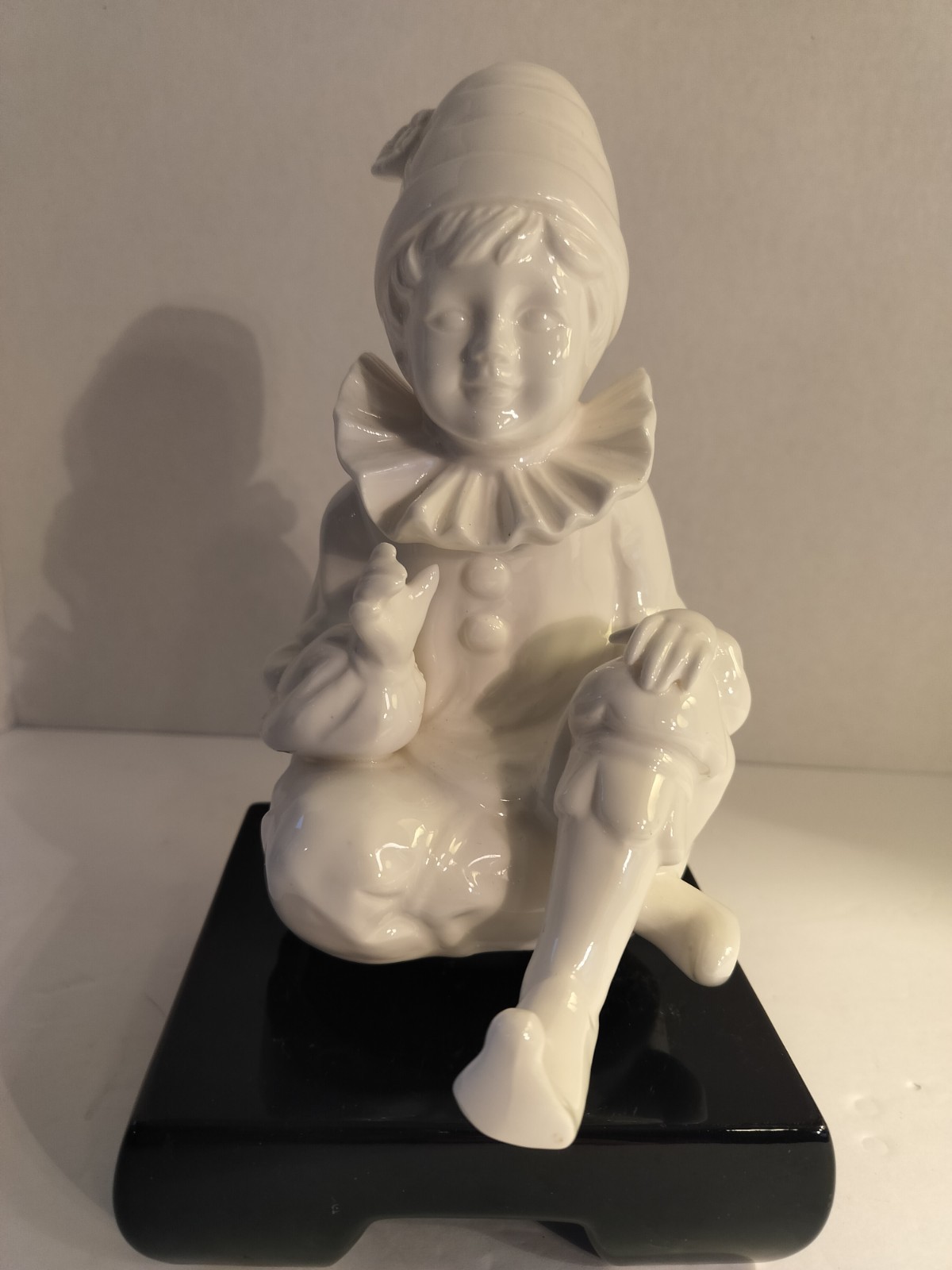VTG!! 1970’s/1980’s MUSICAL WHITE “PIERROT” made CHILD FIGURINE CLOWN Music Box