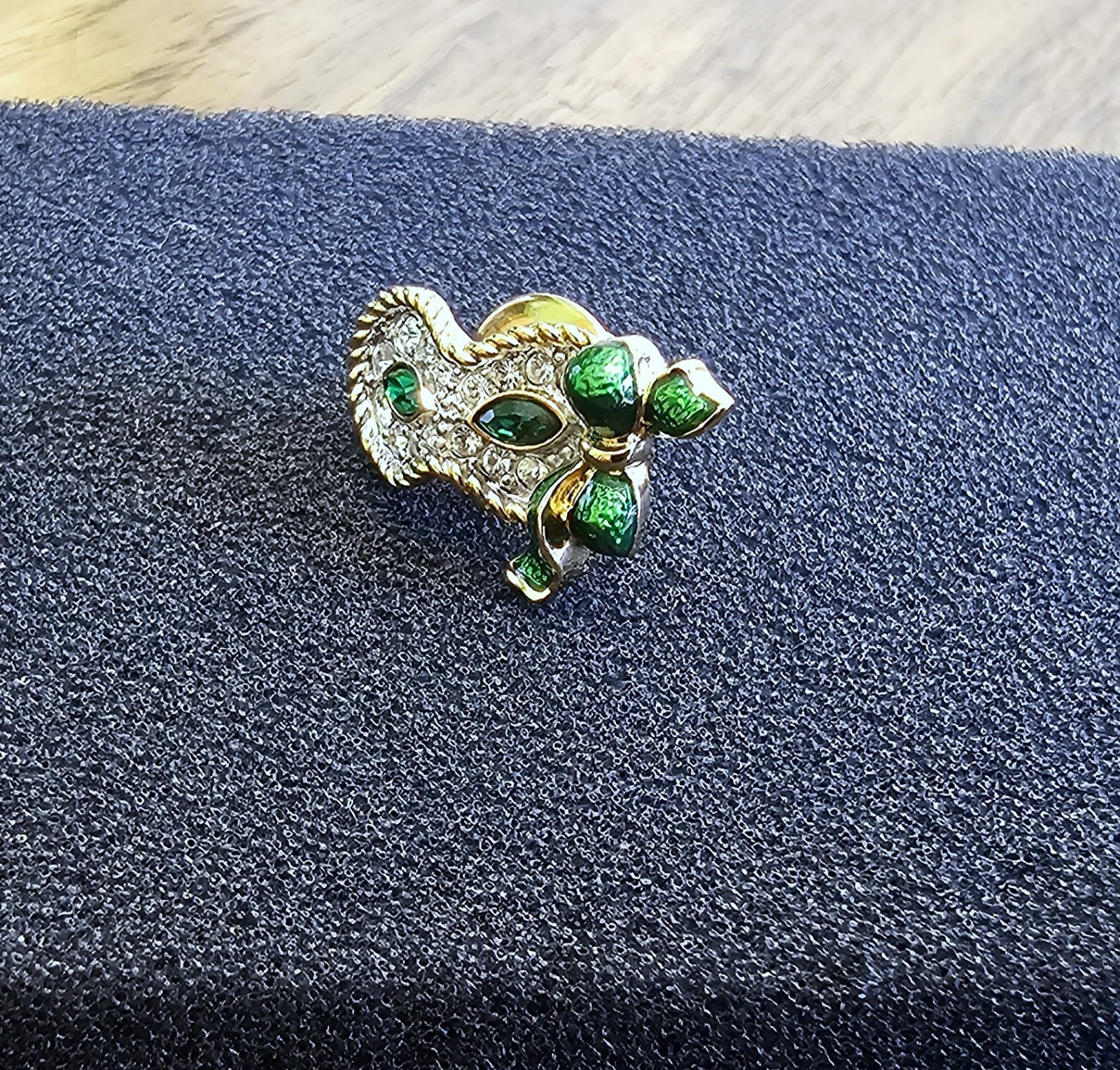🎭 Swarovski Crystal 2001 SCS Harlequin Masquerade Mask Pin, Green Eyes / Enamel