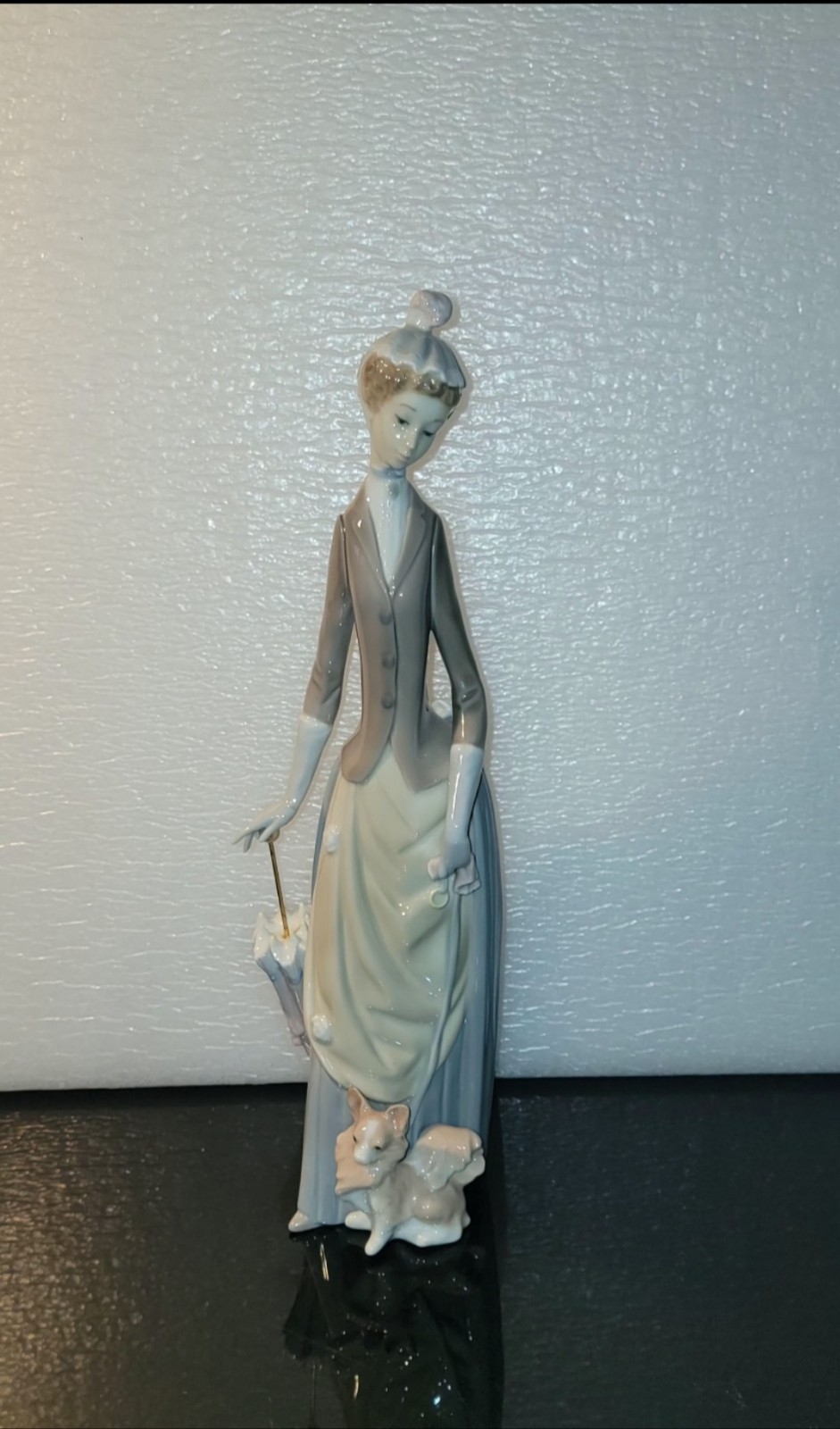 VINTAGE LLADRO SIGNED FIGURINE LADY WITH DOG AND UMBRELLA IN HAND 15″ HIGH