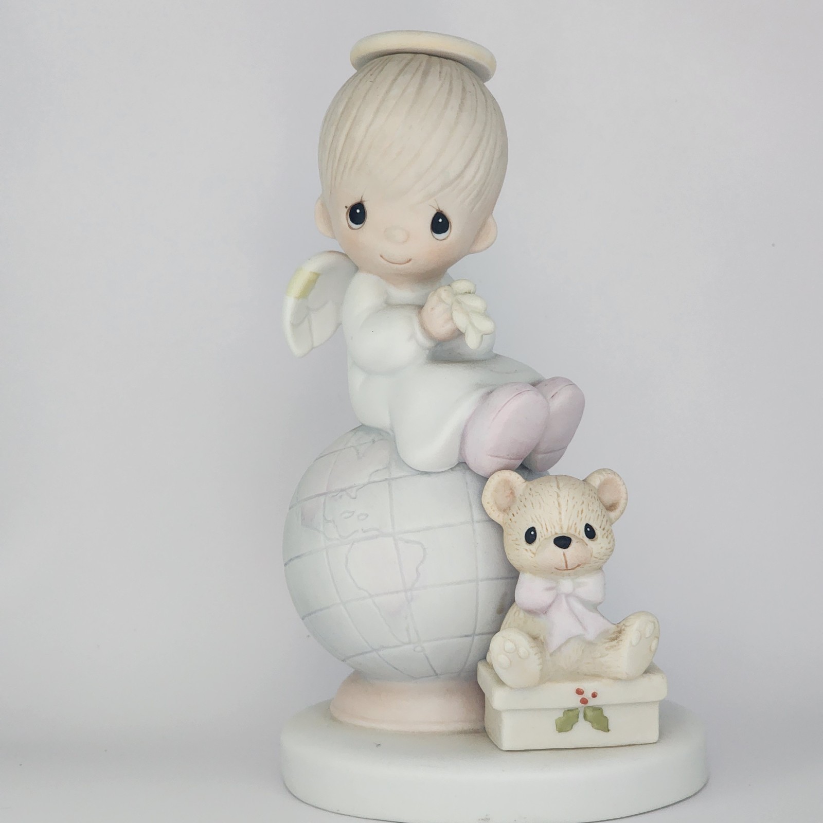 Precious Moments 1979 “Peace on Earth” Figurine #E-2804 Holiday Christmas No Box