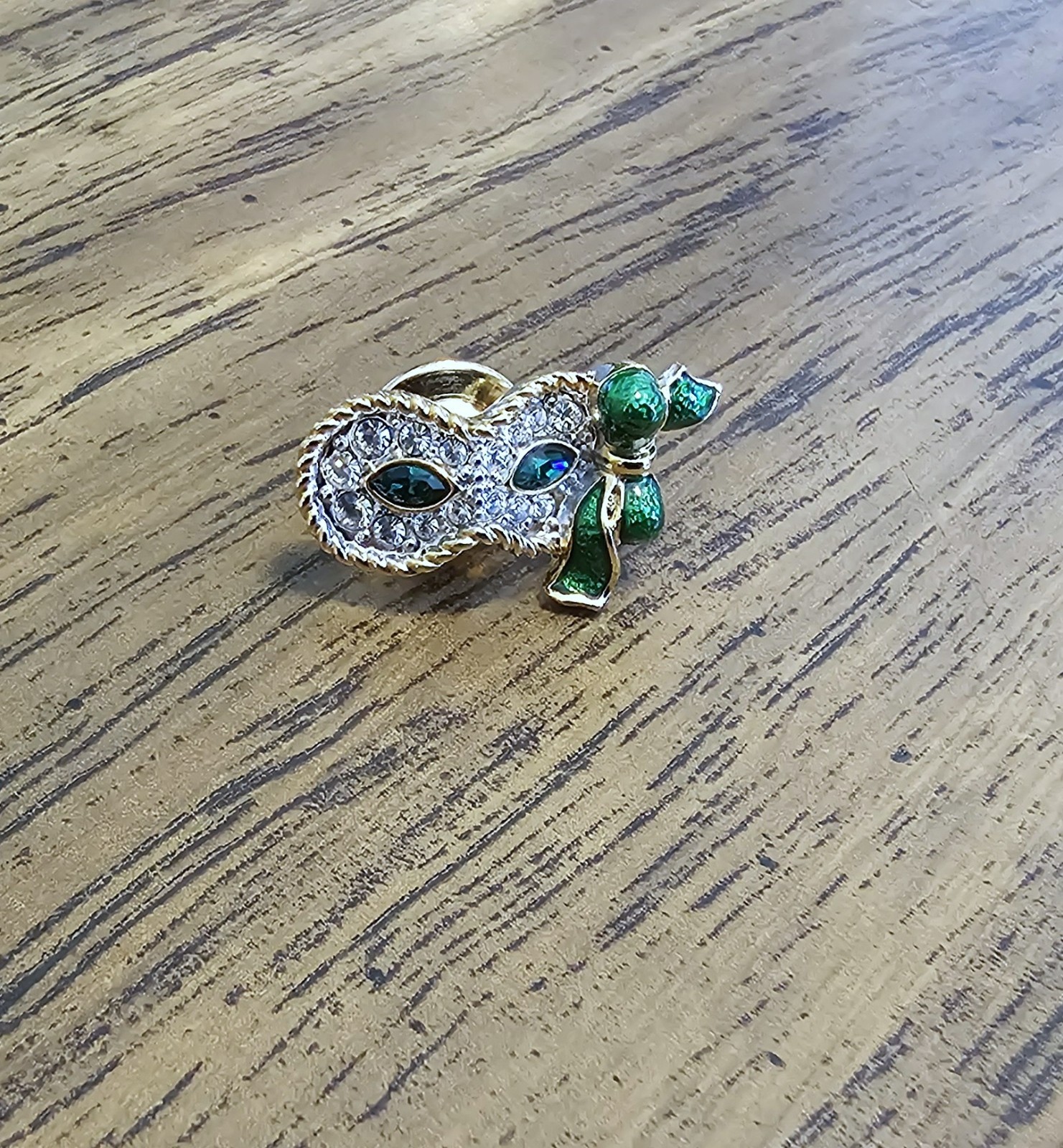 🎭 Swarovski Crystal 2001 SCS Harlequin Masquerade Mask Pin, Green Eyes / Enamel