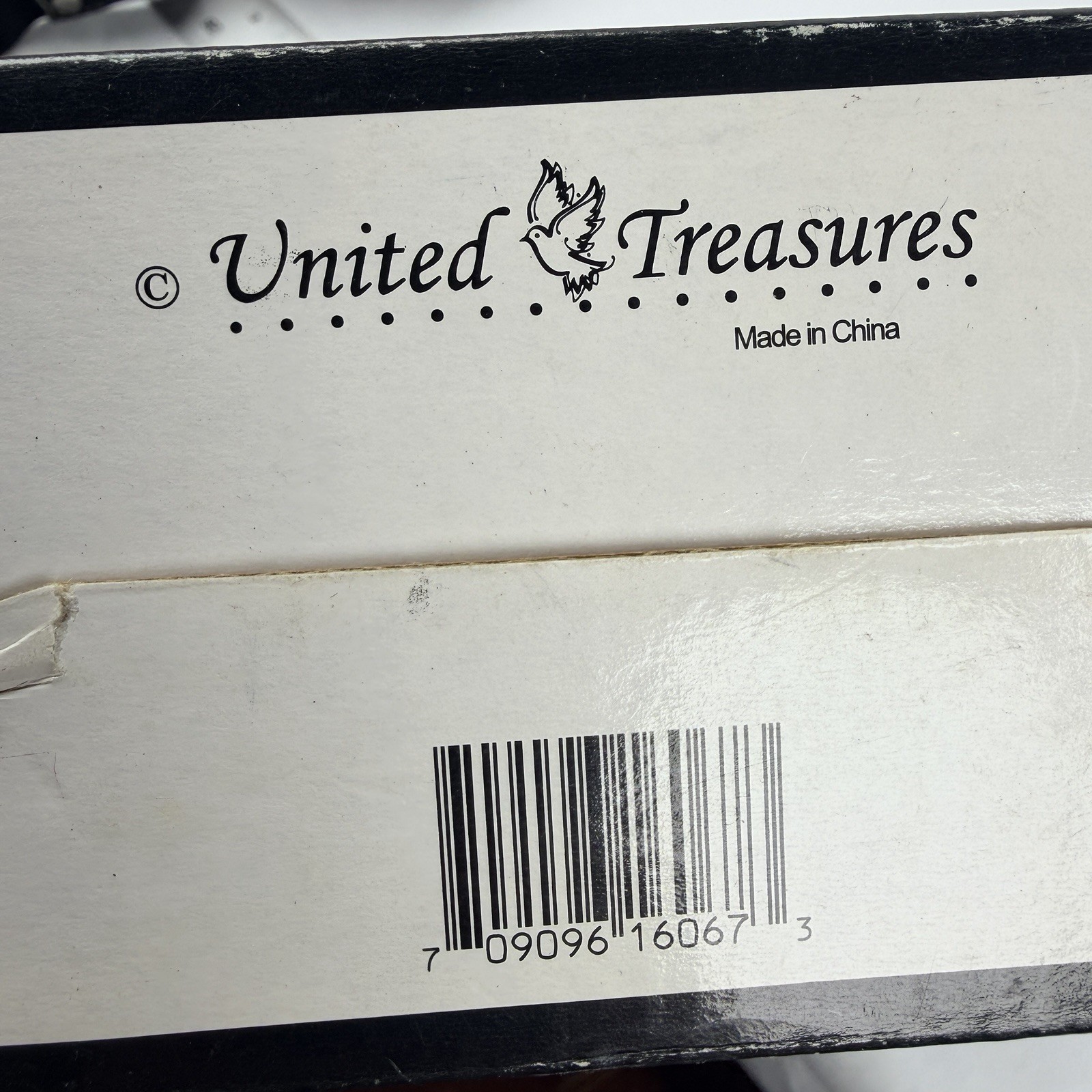 VTG United Treasures Church Collection Figurine Family In Church 3 People