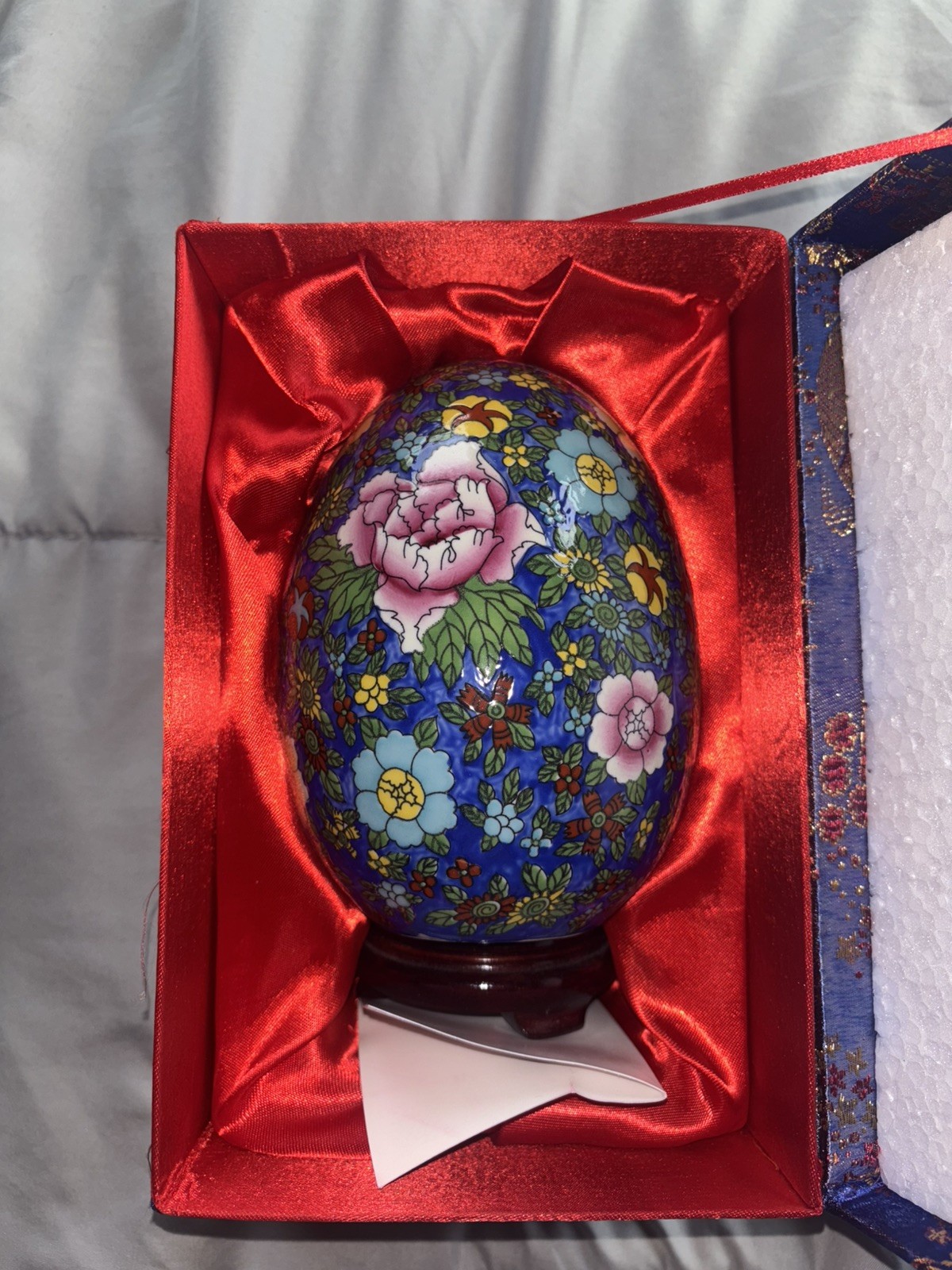 Vintage Yi Lin Arts & Treasures Of China Hand-painted Egg With Stand And Box