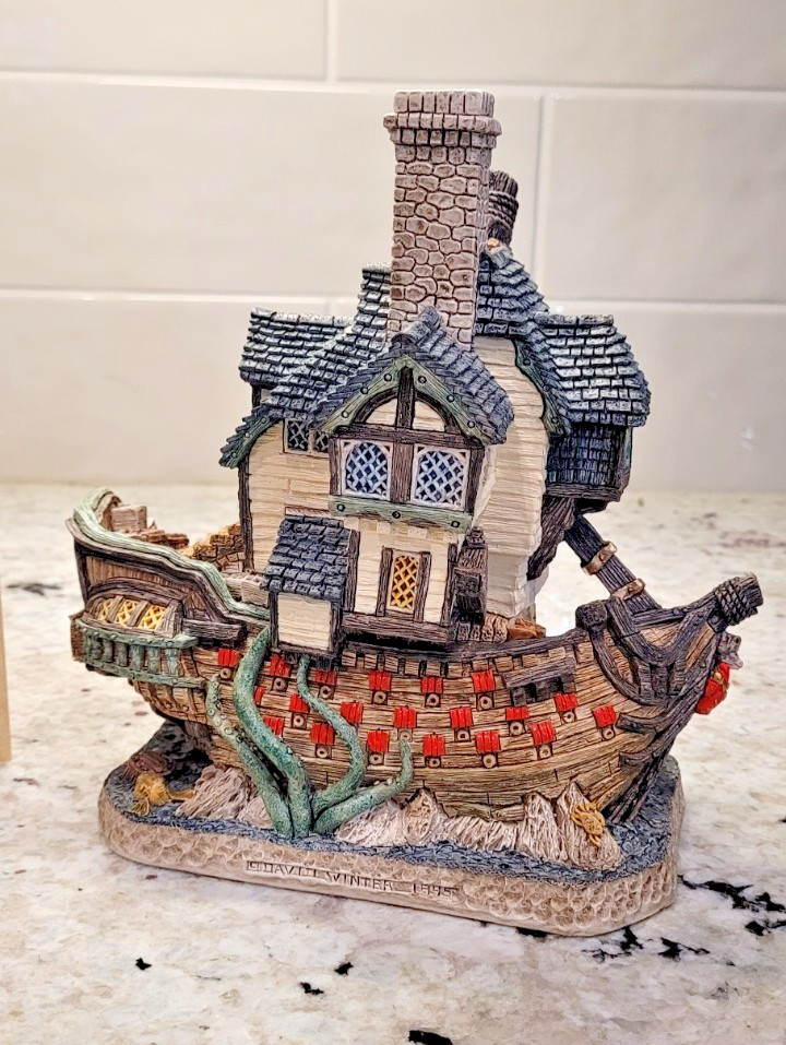 ENESCO David Winter cottage “Jolly Roger Tavern” SEASIDE BROADWAY COLLECTION-NEW
