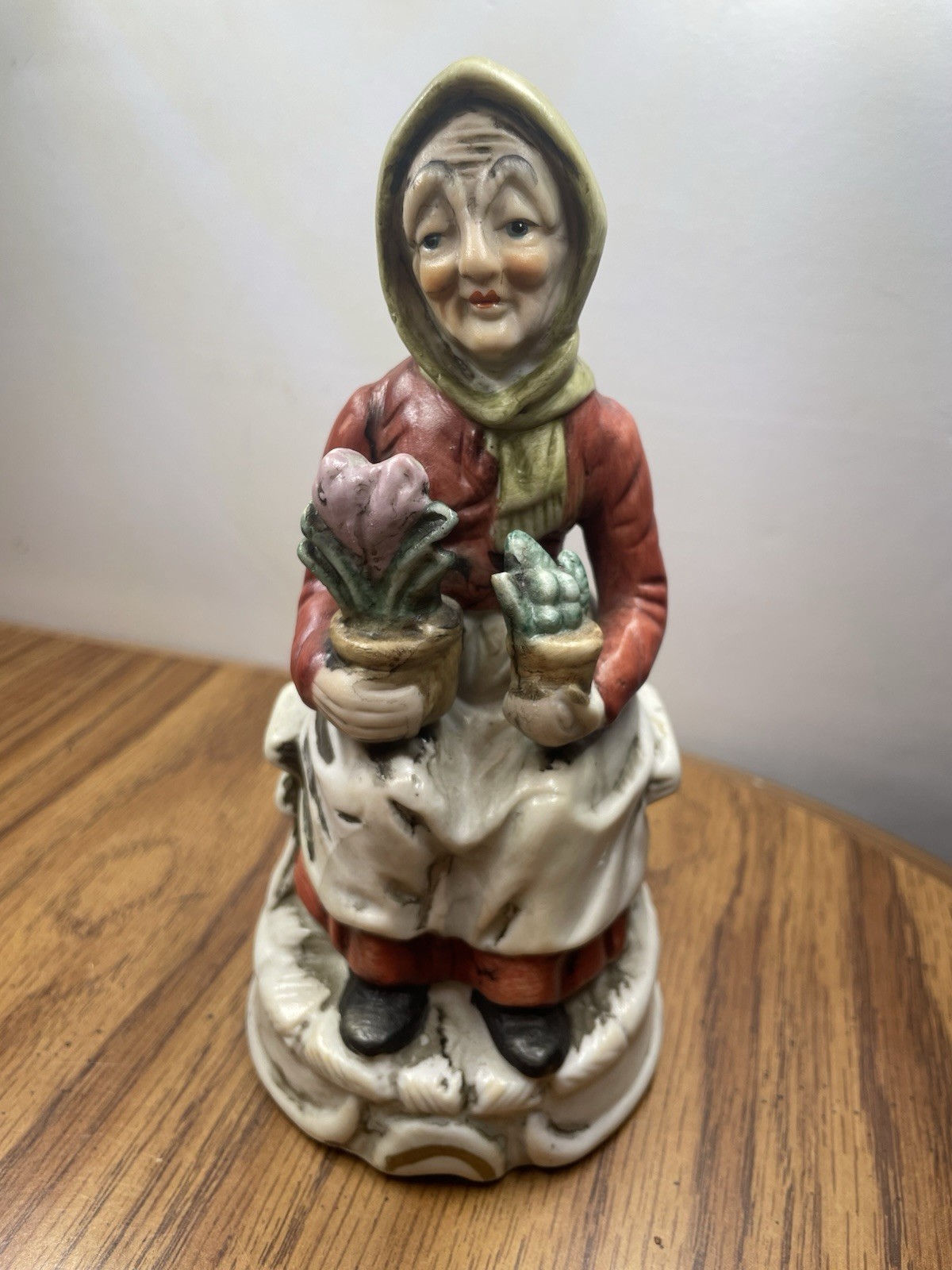 Homco VTG Old Woman with Flowers Figurine
