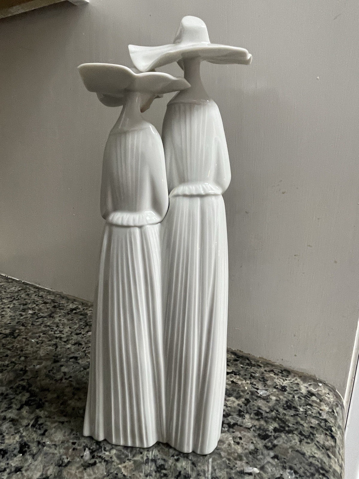 LLADRO #4611 Two Nuns in White – 13” Fulgencio Garcia 1970-2017 – EXCELLENT