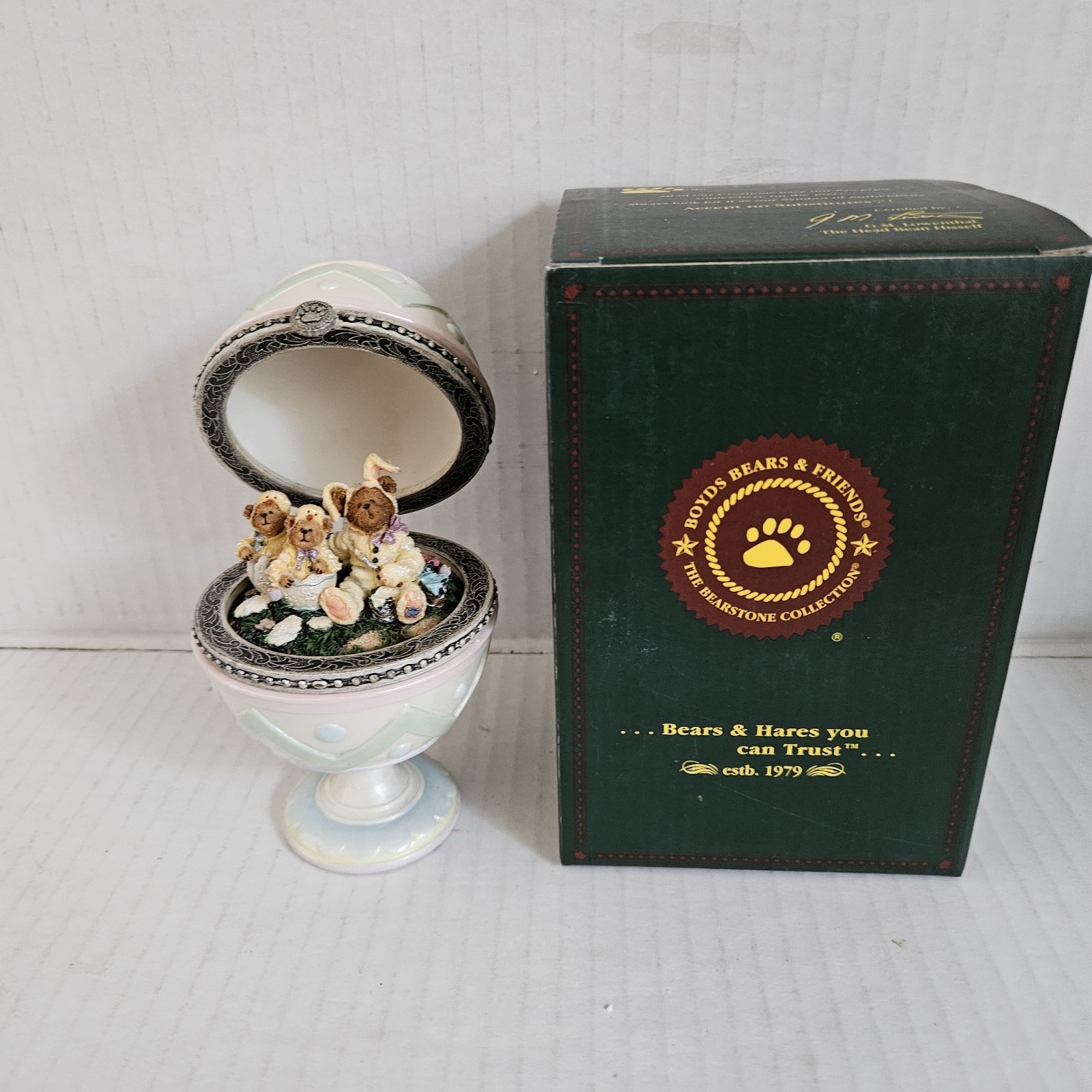 Boyds Bears Resin – Easter Eggstravaganza – Egg Shaped Hinged Box