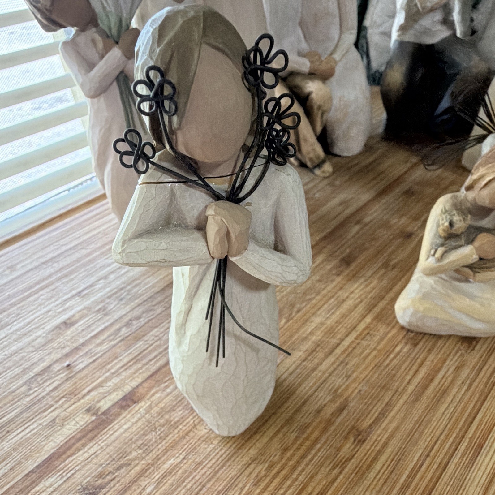 Willow Tree Friendship Figurine Susan Lordi 2004 Hand Painted Resin 5.25in