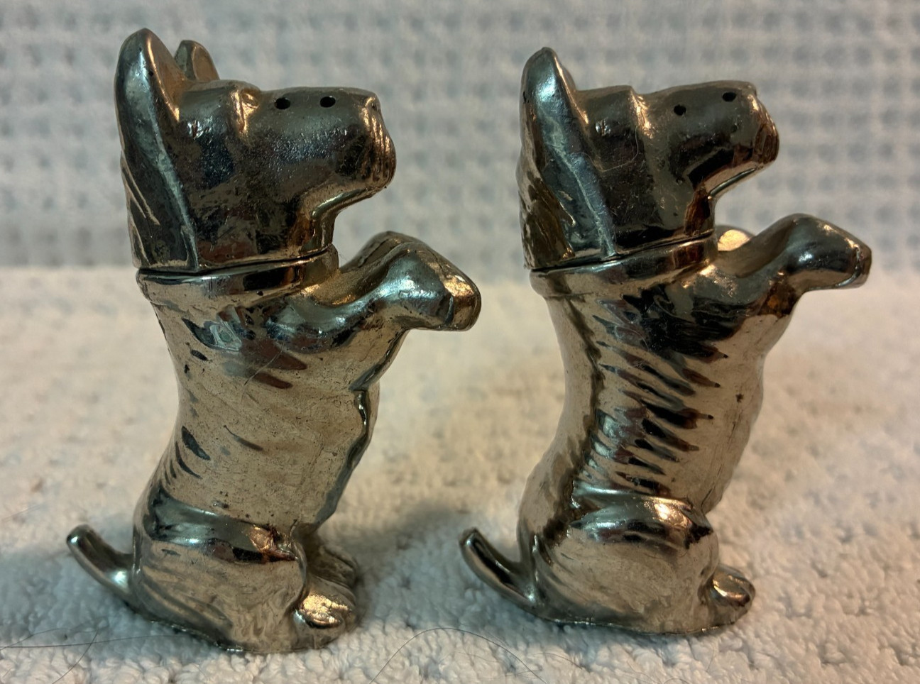 VINTAGE METAL SCOTTISH TERRIER WESTIE DOG SILVER TONE SALT & PEPPER SHAKERS
