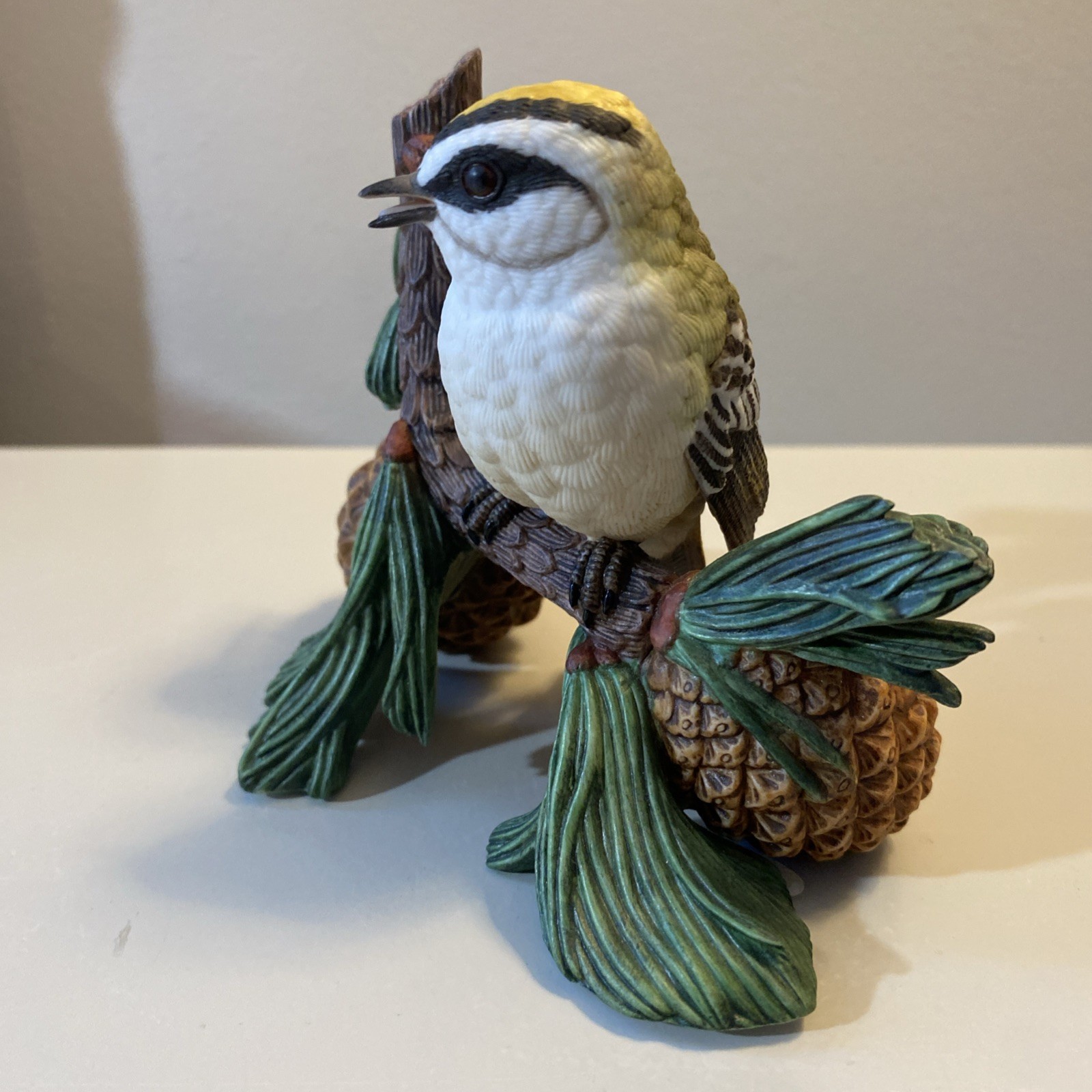 Lenox Garden Birds Figurines Female Kinglet 1995 Taiwan Pinecone Branch
