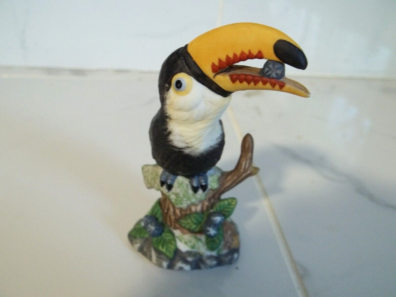 LA VIE Toucan Porcelain Bird Figure, Nicely Detailed and Painted