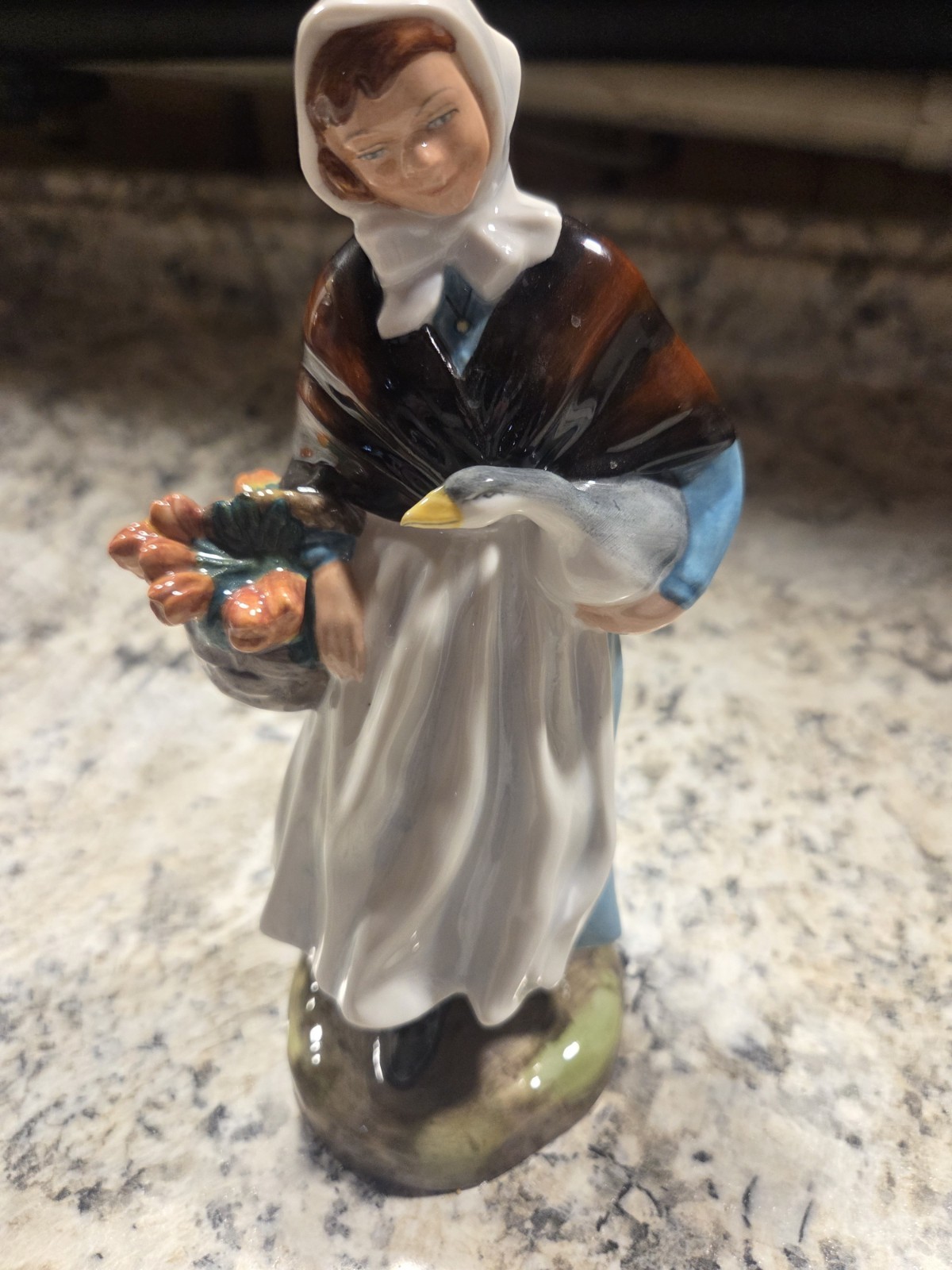 Royal Doulton Country Lass Porcelain Figurine 1974, England ,Estate find
