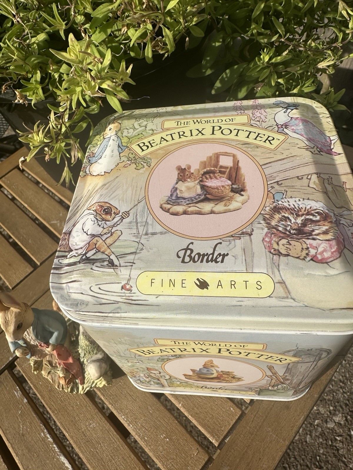 Vintage World Of Beatrix Potter Peter Rabbit In The Garden BP1 Figurine with Tin