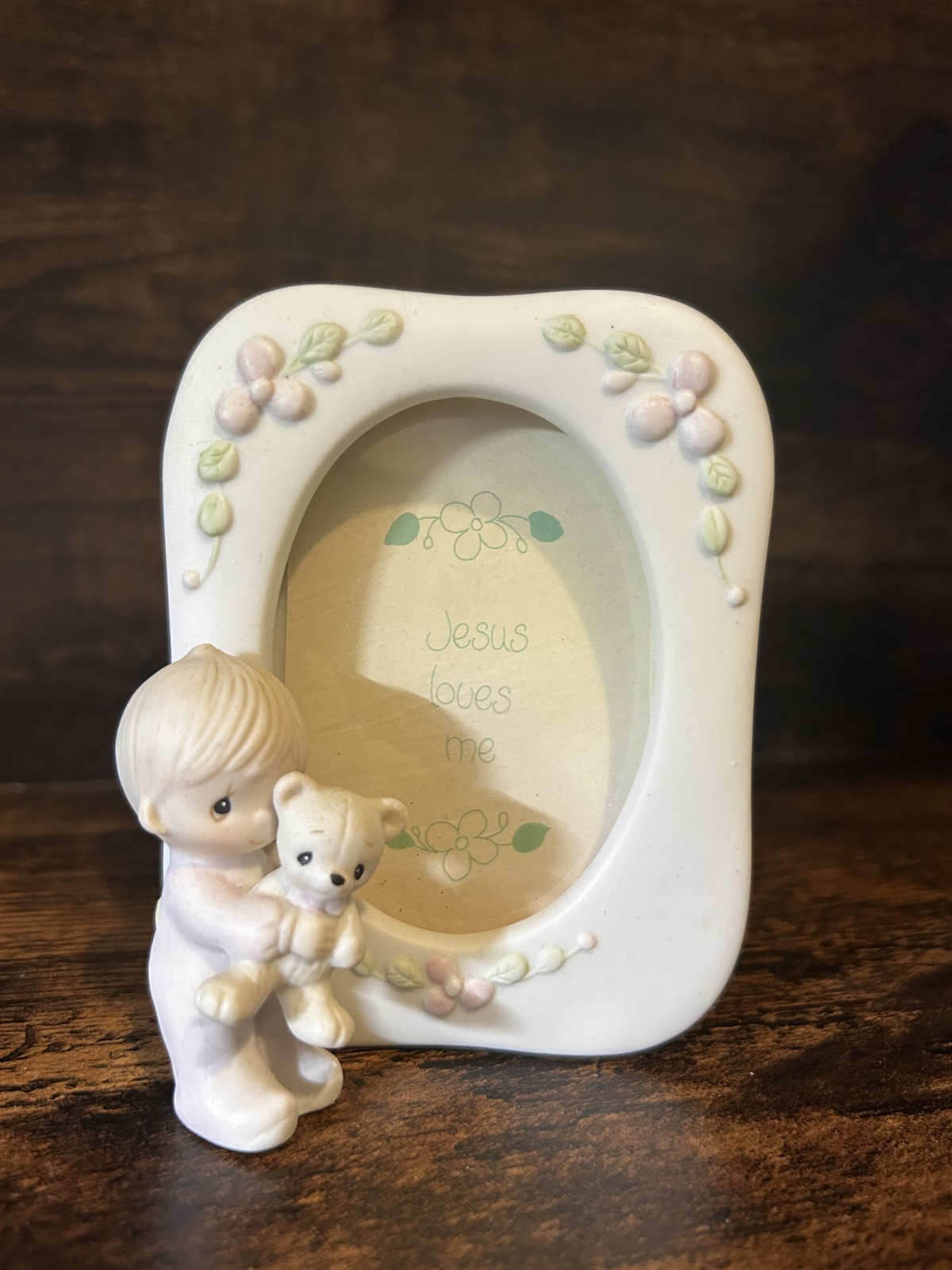 Precious Moments Figurine E-7170 Frame “Jesus Loves Me”