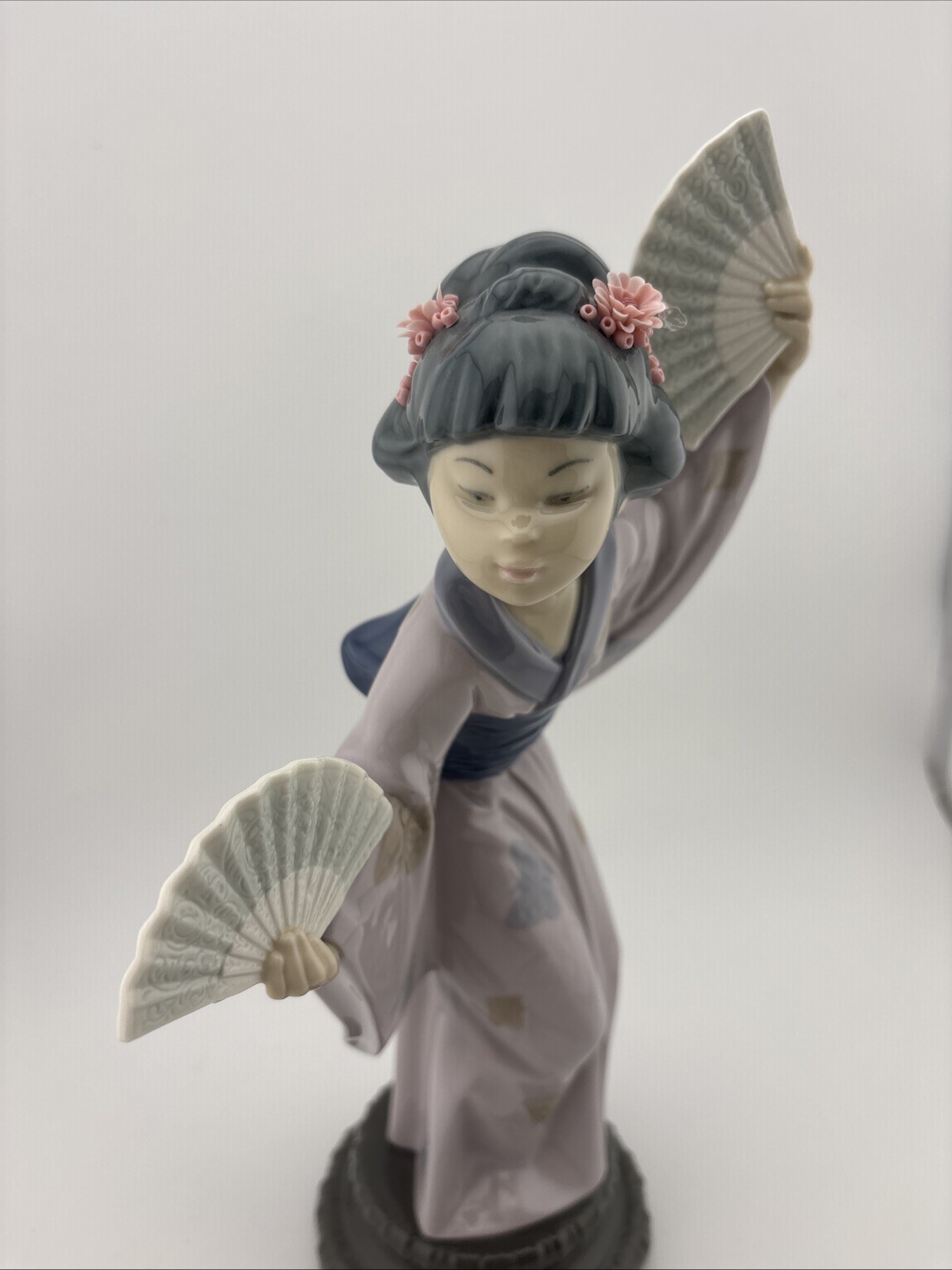 Lladro, Spain. Large figure in glazed porcelain. Geisha with fans. 20th century.