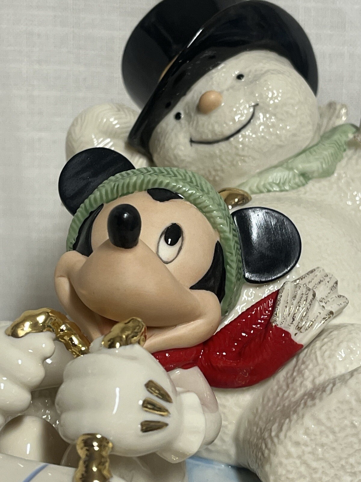 Lenox Disney Showcase Collection ” A Snowy Day With Mickey” Figurine COA NIB