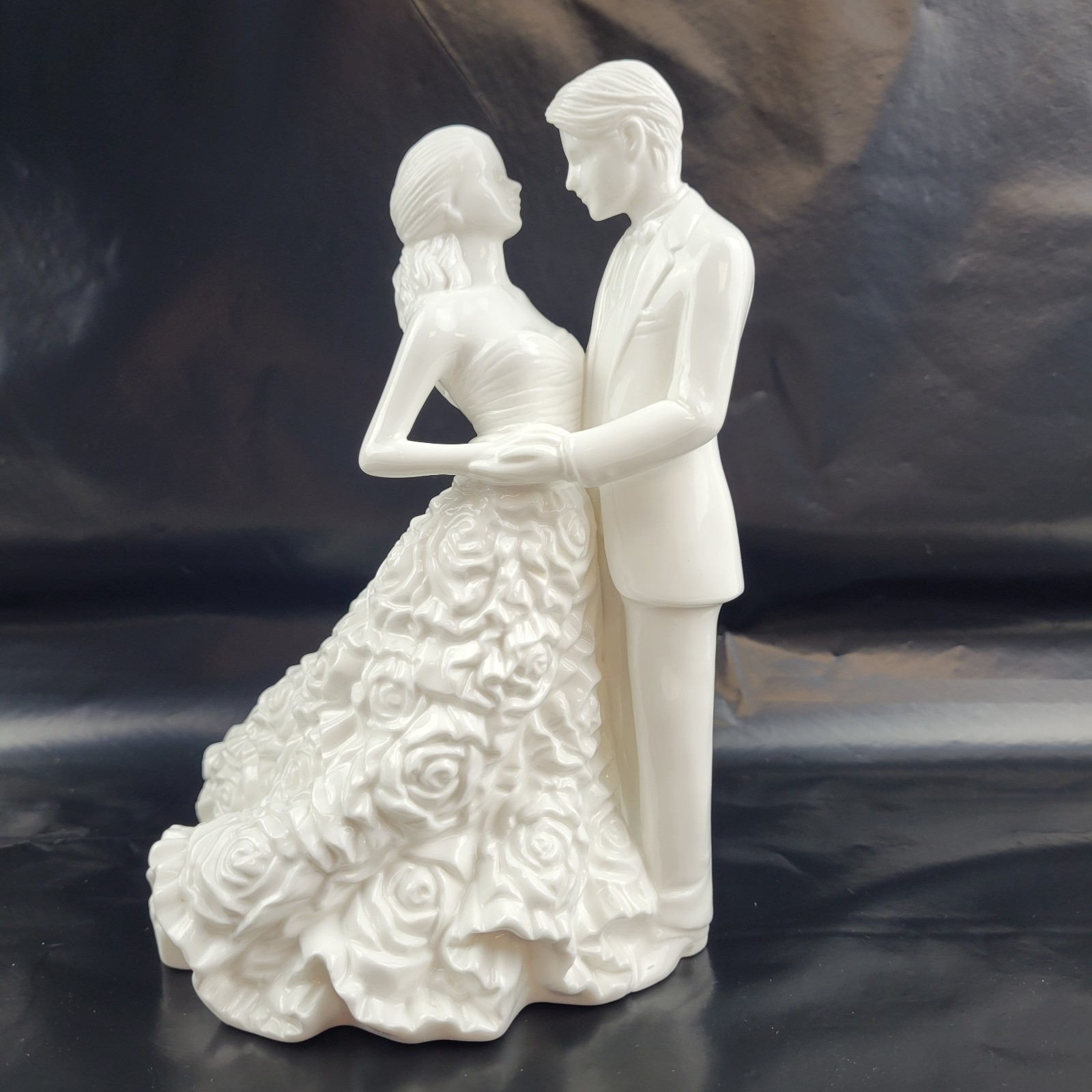 Waterford Monique Lhuillier. Modern Love Bride & Groom Cake Topper. 159057.