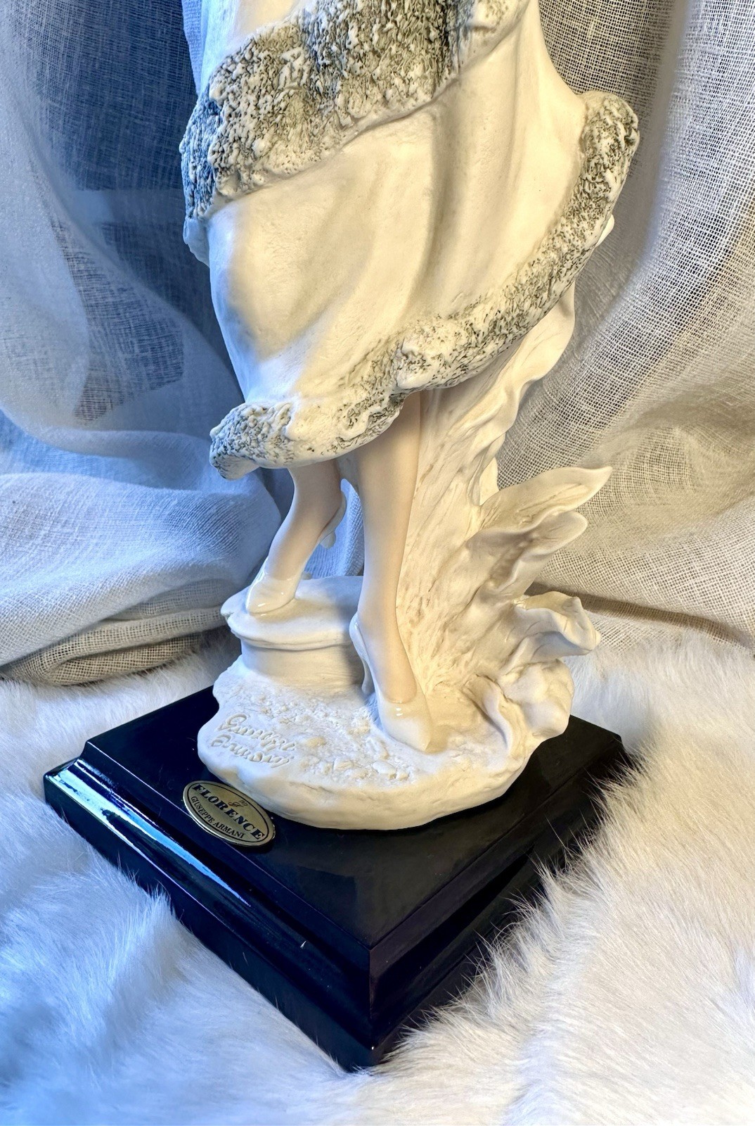 Giuseppe Armani Capodimonte Holly Figurine 0191F Sculpture Florence Italy Statue