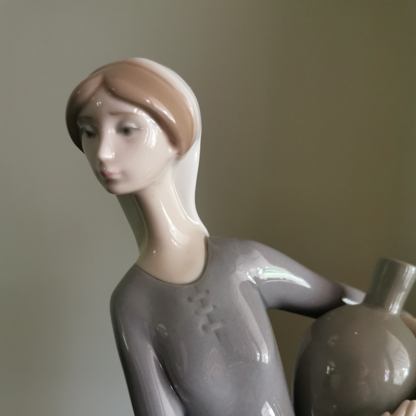 Vintage NAO By Lladro- De la Fuente Cántaro Suelo “Girl with Jug”