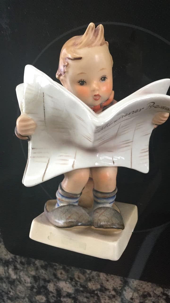 Goebel ( M.J. Hummel ) #184 Latest News 1960-72 W Germany Boy reading paper