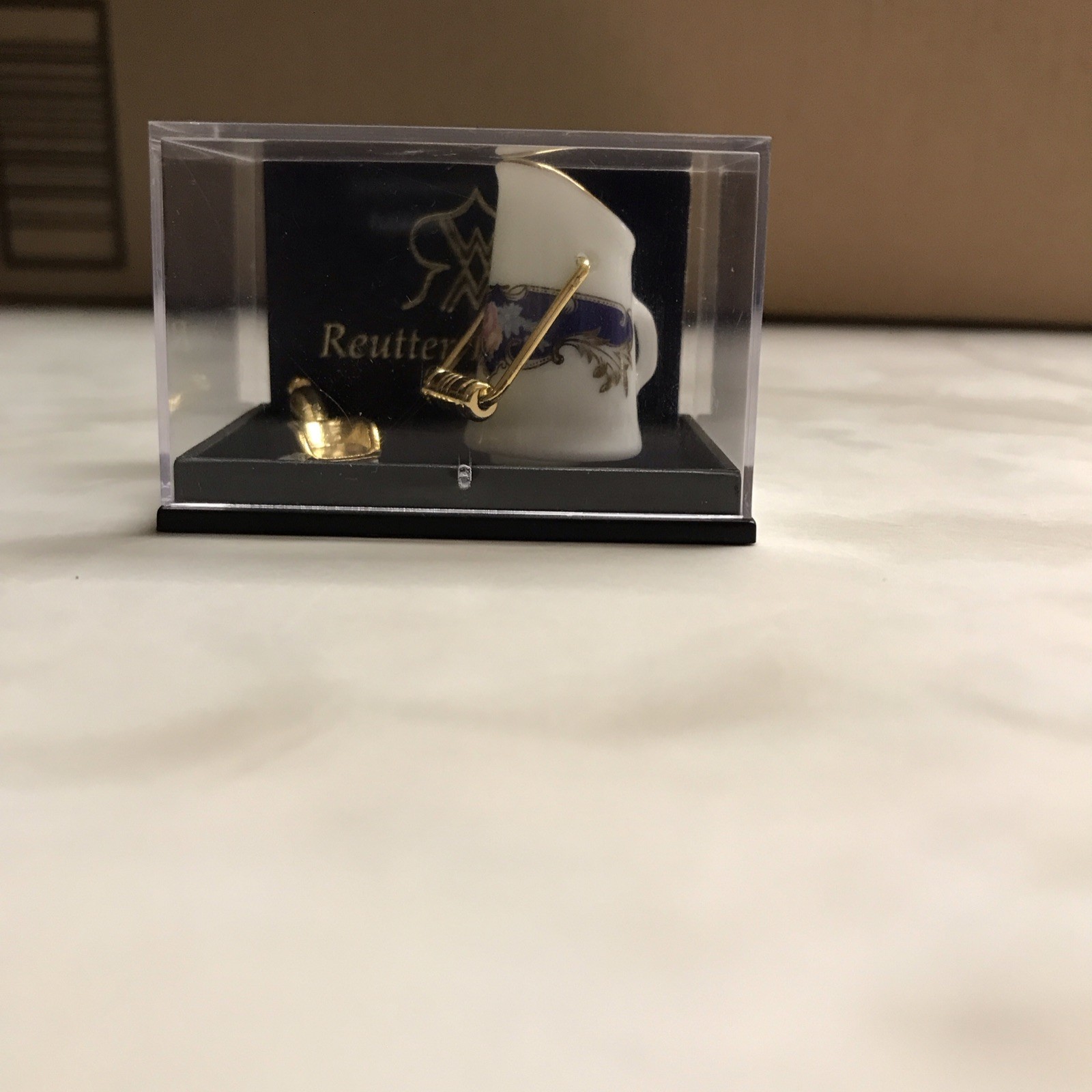 Reutter Porzellan Miniaturen Blue Royale Coal Bucket Porcelain Figurine Boxed