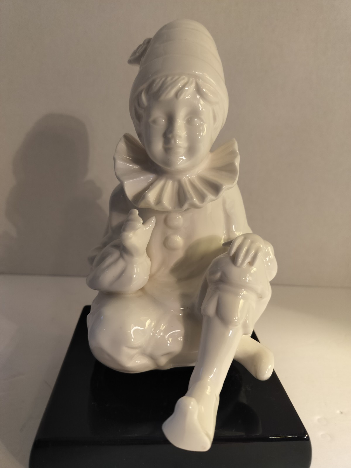 VTG!! 1970’s/1980’s MUSICAL WHITE “PIERROT” made CHILD FIGURINE CLOWN Music Box