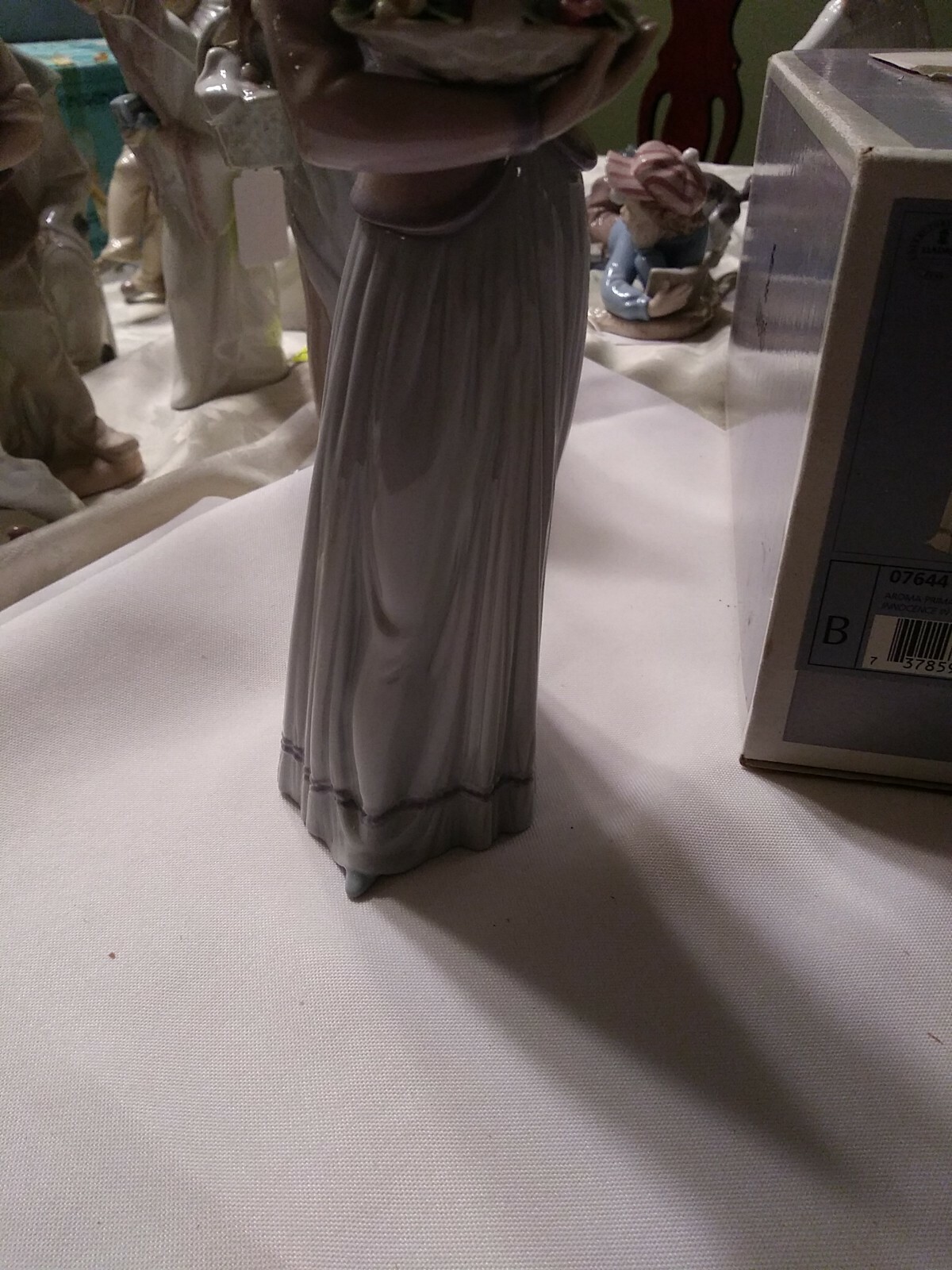 VIRTUOUS LLADRO #7644 ” INNOCENCE IN BLOOM ” WOMAN HOLDING FLOWERS-EXCELLENT Box