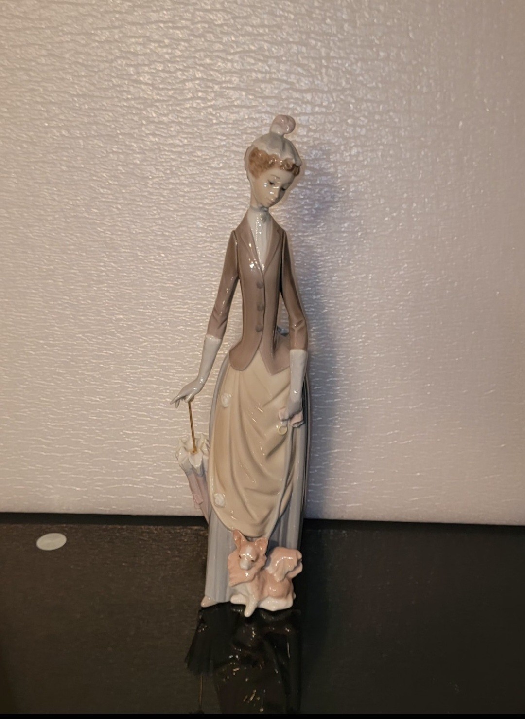 VINTAGE LLADRO SIGNED FIGURINE LADY WITH DOG AND UMBRELLA IN HAND 15″ HIGH