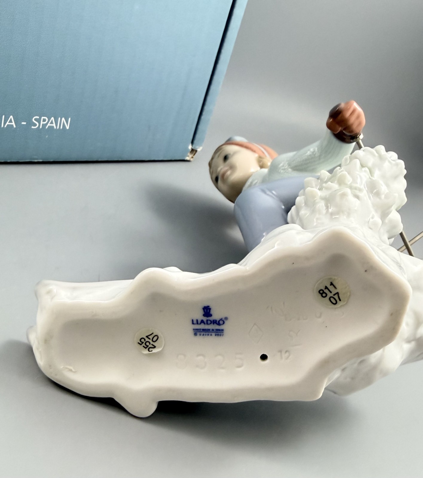 LLADRO Spain Porcelain I’ll Get There First Girl Skiing Figurine #8324 w/Box