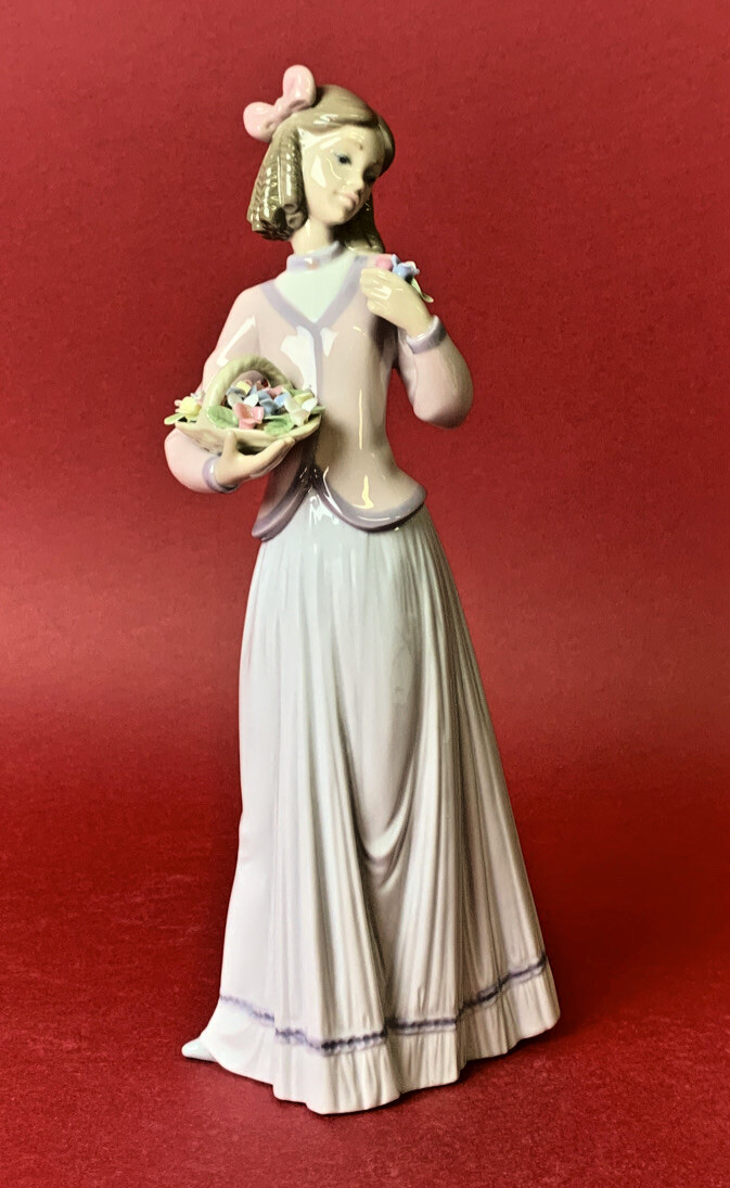 LLADRO #7644 “INNOCENCE IN BLOOM” THE LLADRO COLLECTOR SOCIETY PIECE FOR 1996