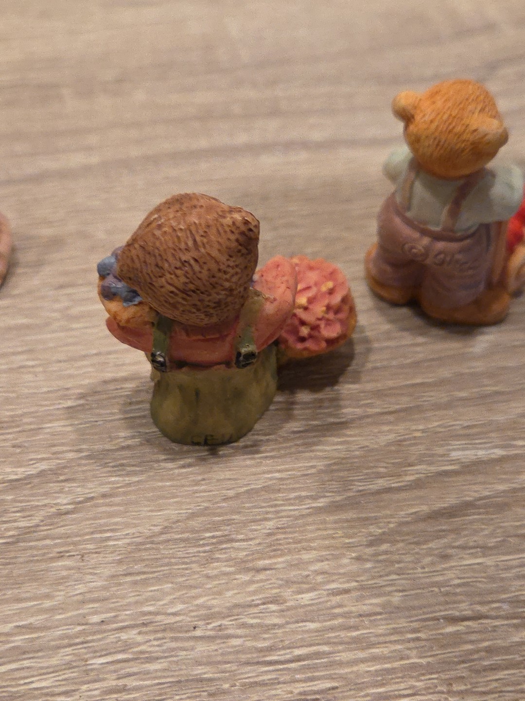 Hallmark Keepsake Merry Minatures 2″ Bears Figurines W/ Apples, Flowers, & Heart