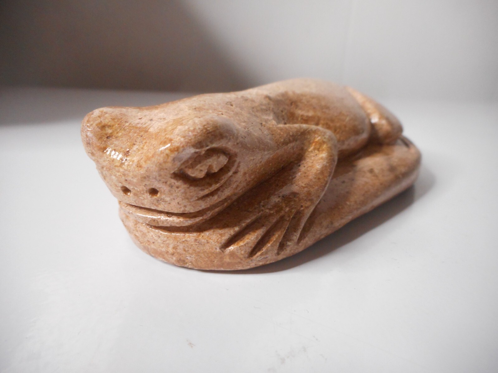 Hand-Carved Beige Sheen Stone Crouching Frog Figurine Paperweight Panama 5″x3″