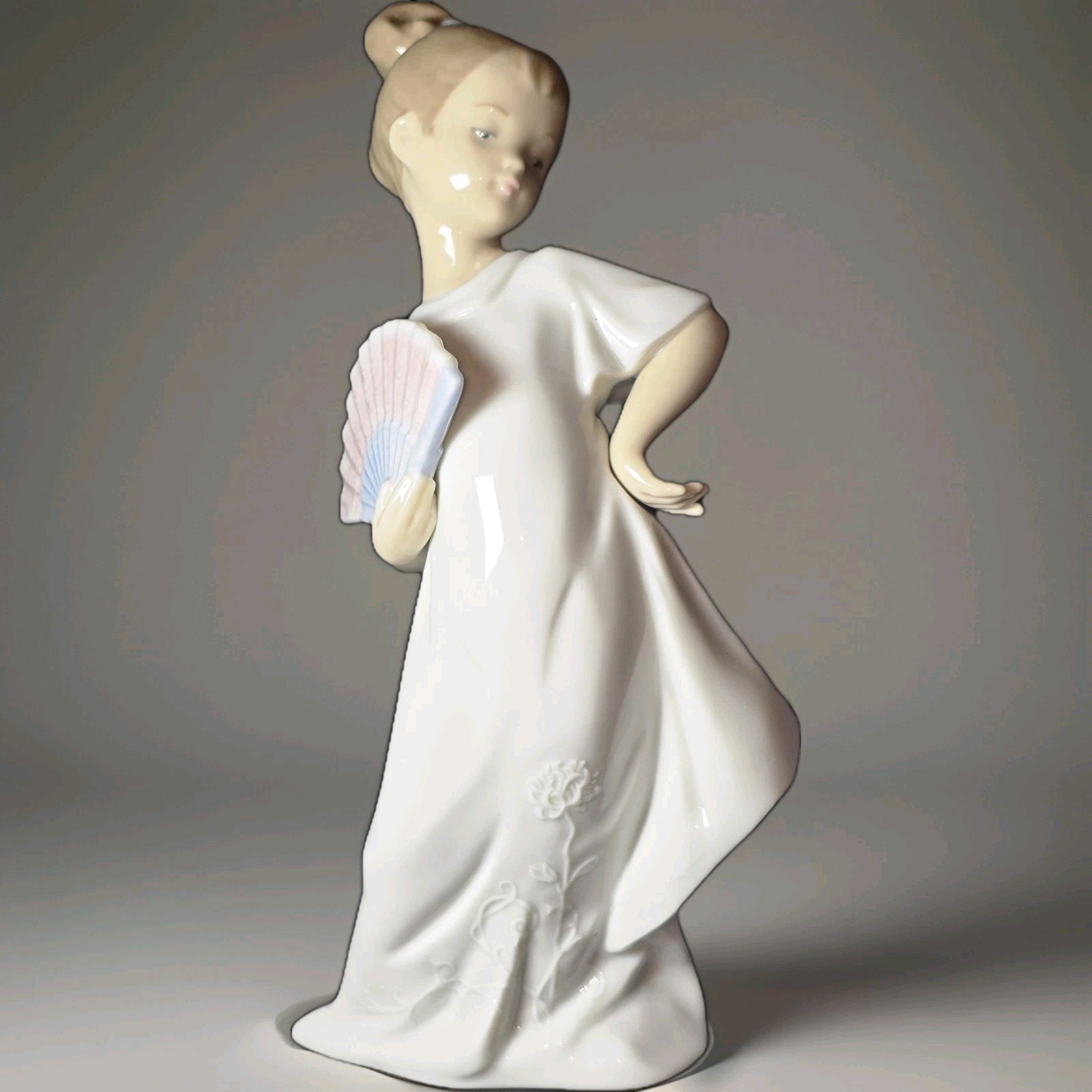 RARE NAO Daisa Spain I’m Pretty Young Girl With Fan RETIRED 2003 Figurine #1455