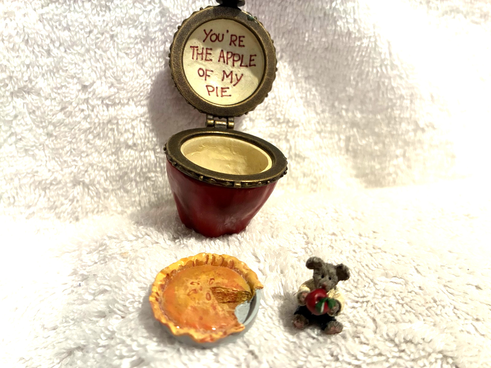 Boyds Bears Treasure Box Miss Macintosh Apple 1 3/4″ t x 1 1/2″ x 1 3/4″