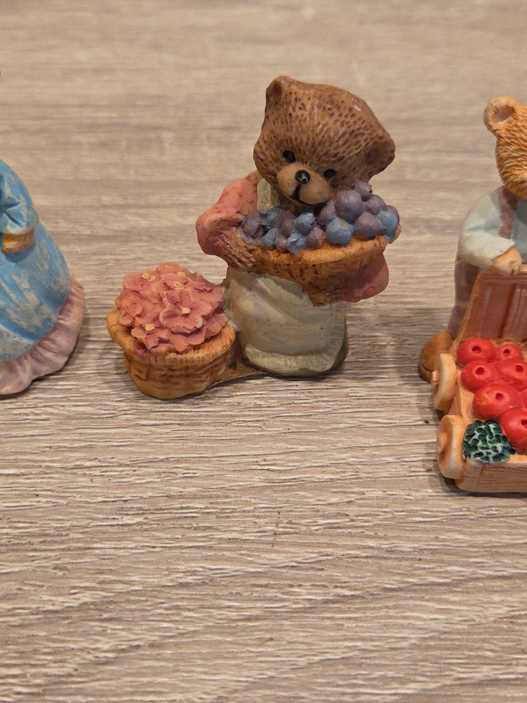 Hallmark Keepsake Merry Minatures 2″ Bears Figurines W/ Apples, Flowers, & Heart