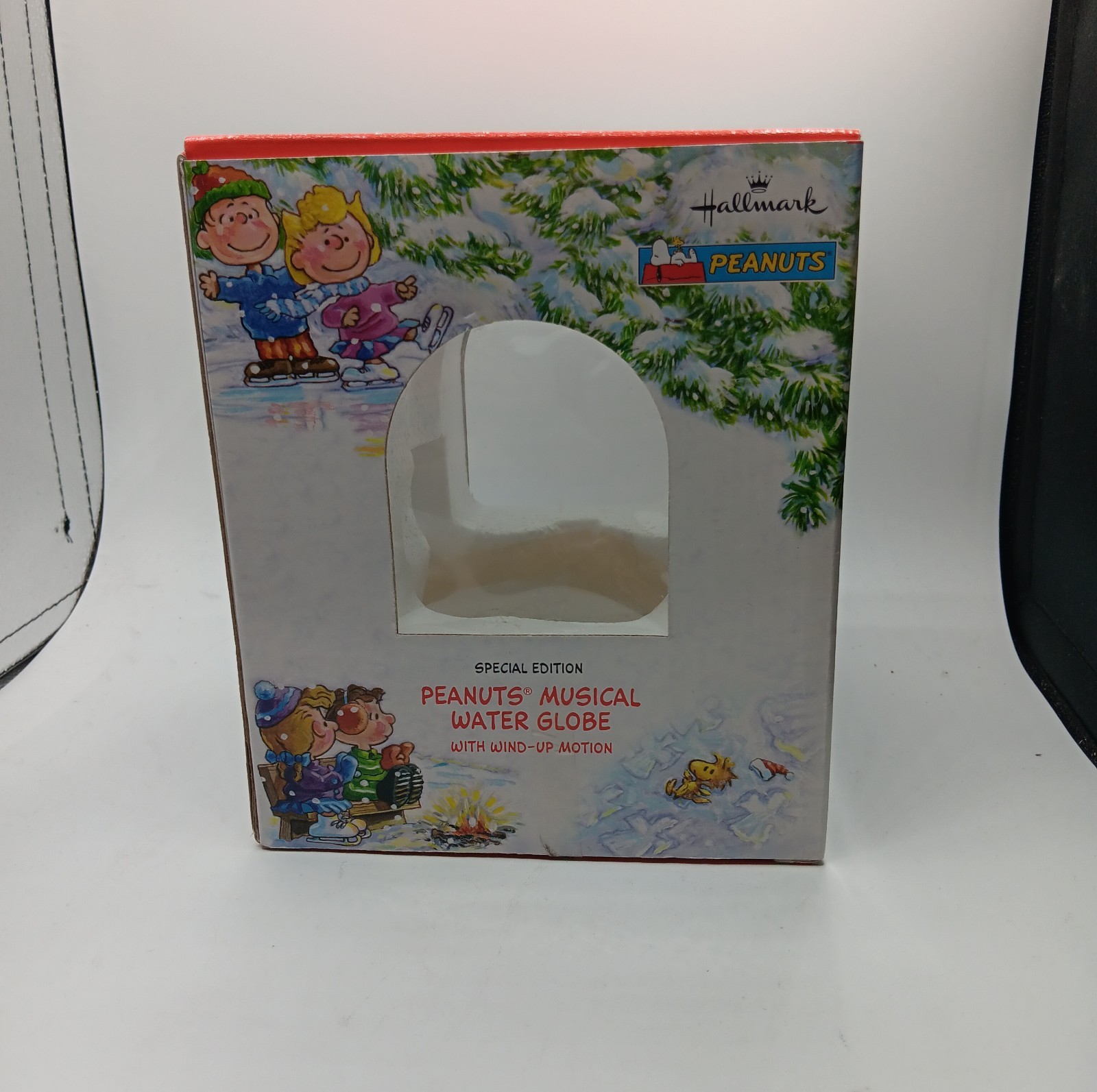Hallmark Christmas Peanuts Musical Water Globe wind-up motion Snoopy