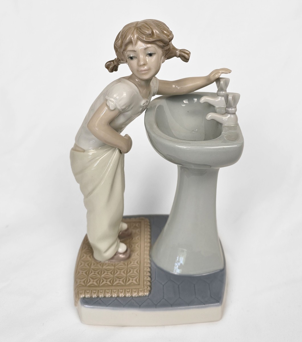 Lladro Clean up Time figurine # 4838 Girl in Pajama at Sink , Spain 1970-1980s