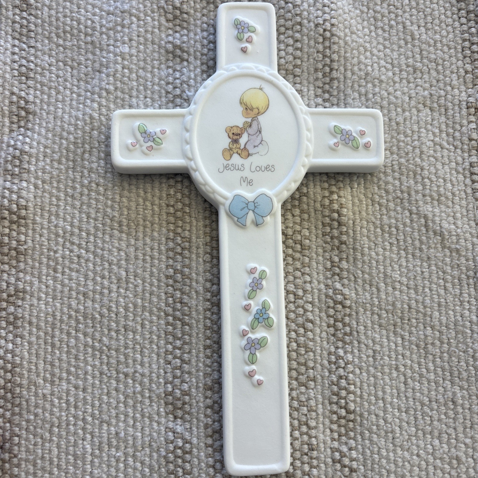 Vintage Precious Moments Jesus Loves Me Porcelain 8″ Cross Wall Hanging boy box
