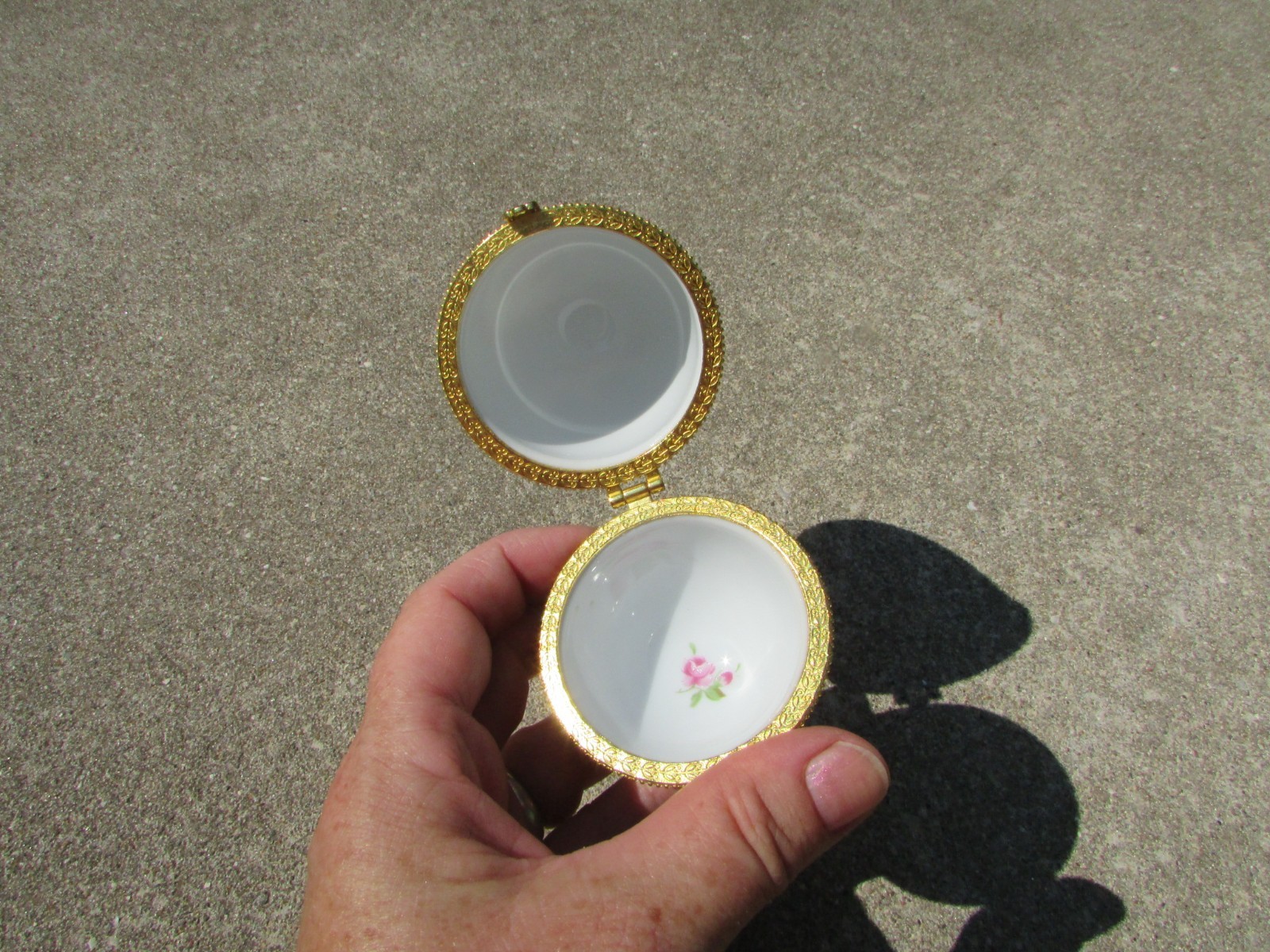 Porcelain Hinged Gold Tone Gilded Egg w/Courting Couple Trinket Ring Keeper