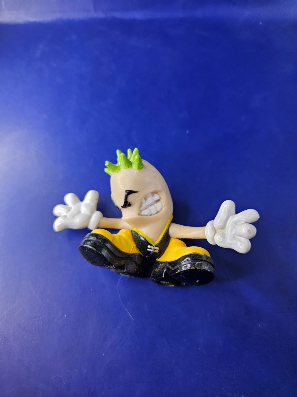 Stylized Collectible Figure – Green Mohawk Character with White Gloves