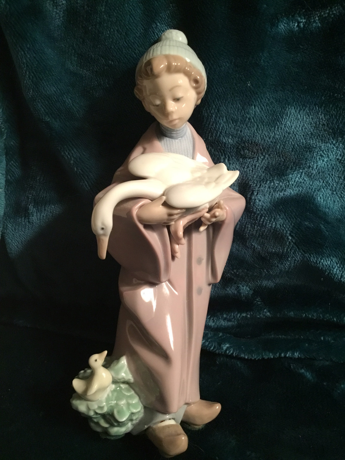 9” VERY RARE “LLADRO BOY WITH SWAN” MINT CONDITION SMOKE FREE HOME