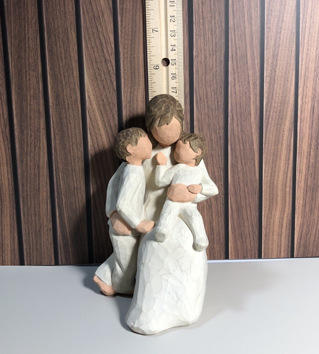 Willow Tree QUIETLY “Encircled by Love” Figurine 5″ Susan Lordi 26100 NEW