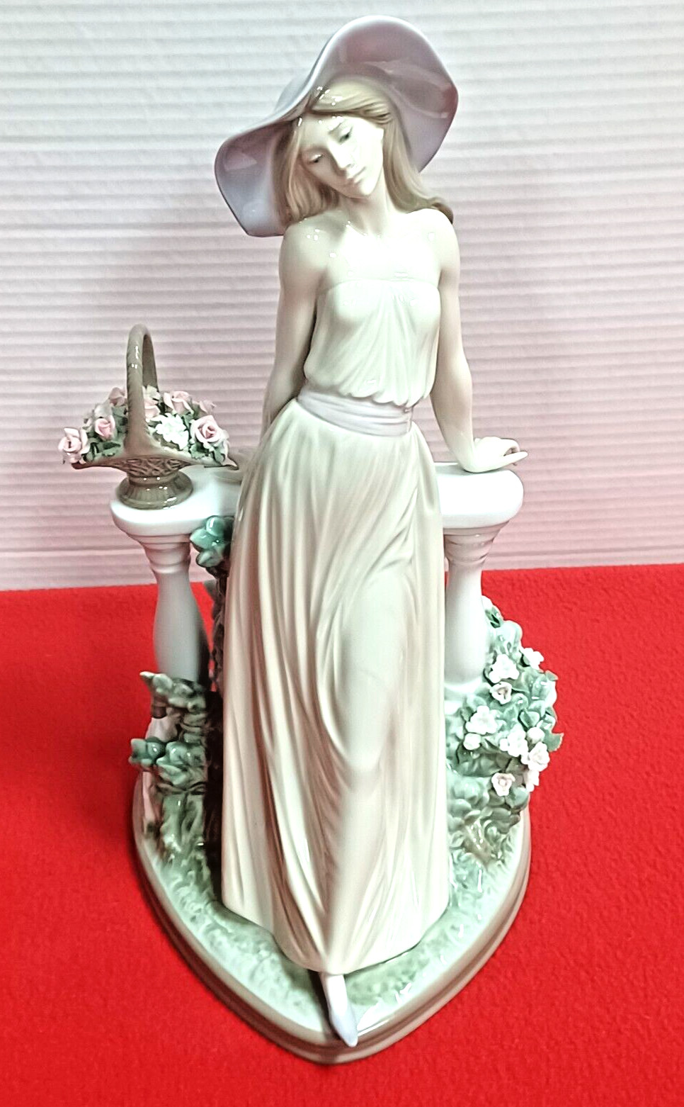 Lladro Time for Reflection Woman Figurine Glossy Porcelain Handcrafted Mint