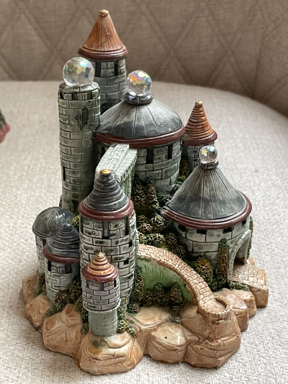 LOT 2 VINTAGE SPOONTIQUES RESIN & CRYSTAL MEDIEVAL CASTLES FIGURE LARGER SIZE JM
