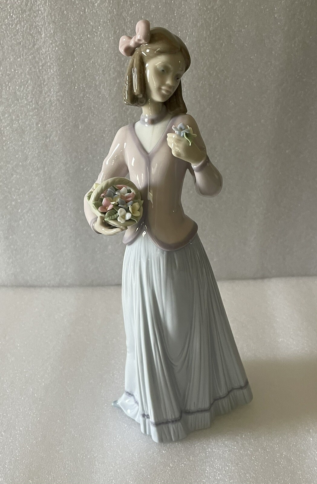 LLADRO #7644 INNOCENCE IN BLOOM 1996 COLLECTOR SOCIETY GIRL W/FLOWER BASKET