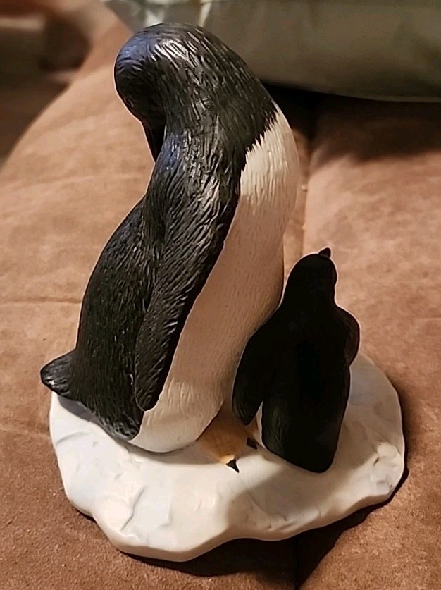 Adorable VTG UGCA Taiwan Penguin Porcelain Statue with Baby Figurine 6″ x 4.5″